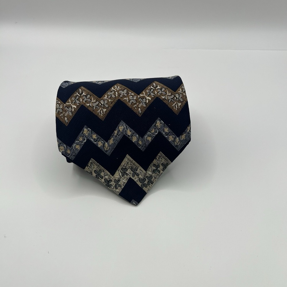 Bugatti 100% Silk Made in USA Tie Geometric Blue 4" x 56"‎